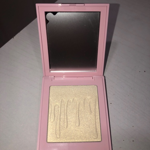 Kylie Cosmetics Pressed Illuminating Powder in the shade Quartz - Picture 3 of 5
